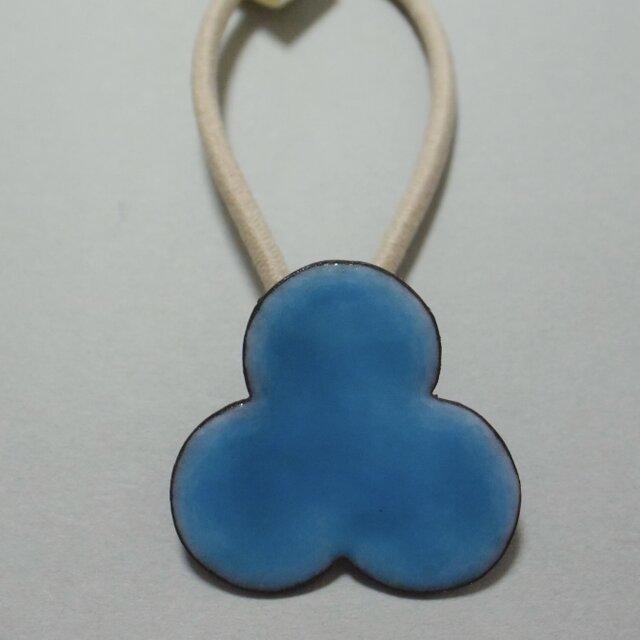 お花のヘアゴム　水色　七宝焼