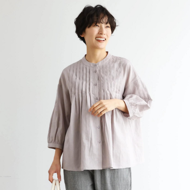 表情を豊かに魅せてくれるピンタック入りブラウス　7分袖　コットンリネン 　ベージュグレー　250425-3