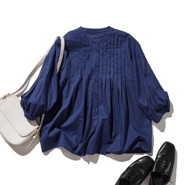 表情を豊かに魅せてくれるピンタック入りブラウス　7分袖　コットンリネン 　紺色250425-5