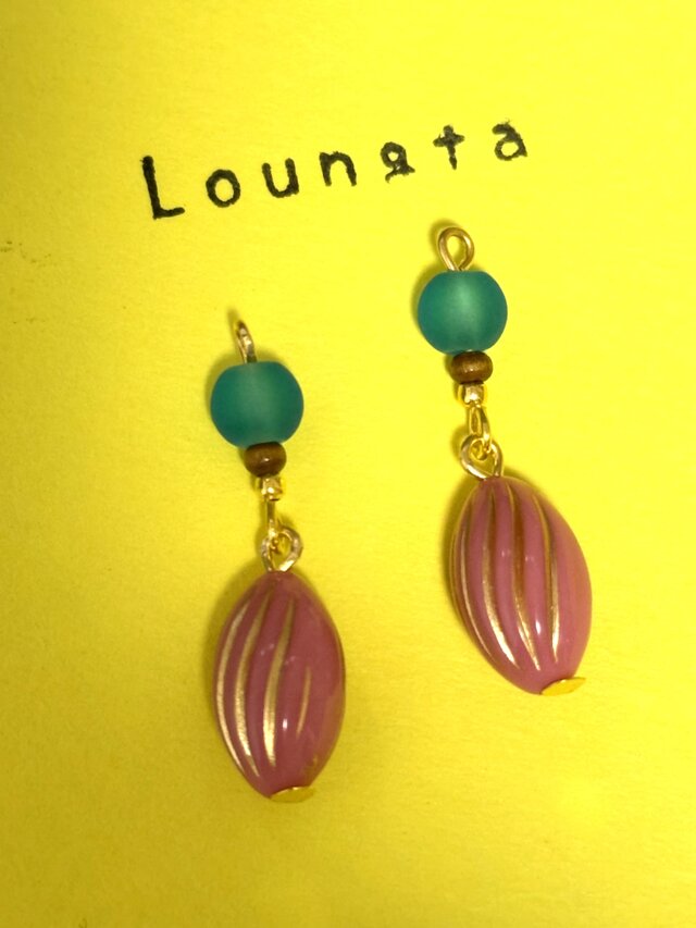 ブルーガラスビーズとピンクアクリルビーズの小ぶりピアス 夏ピアス 樹脂フックピアスです