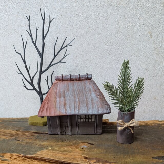 藁葺き屋根の蓋物