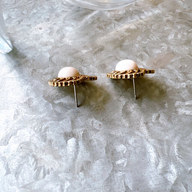P659-ヴィンテージピアス U.S.A. Gold Tone White Cabochon