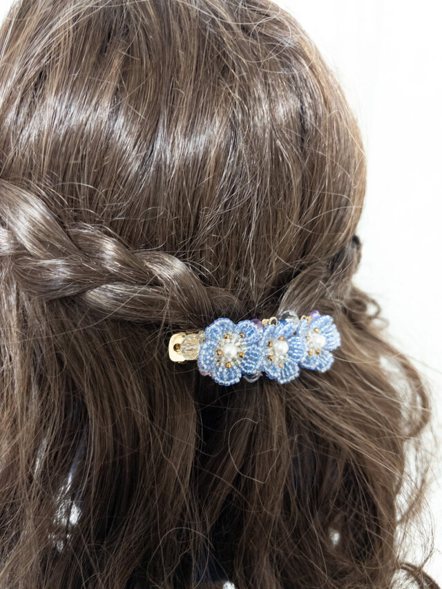 No.623  ハンドメイド バレッタ  ネモフィラ ネモフィラのビーズステッチバレッタ | iichi 日々の暮らしを