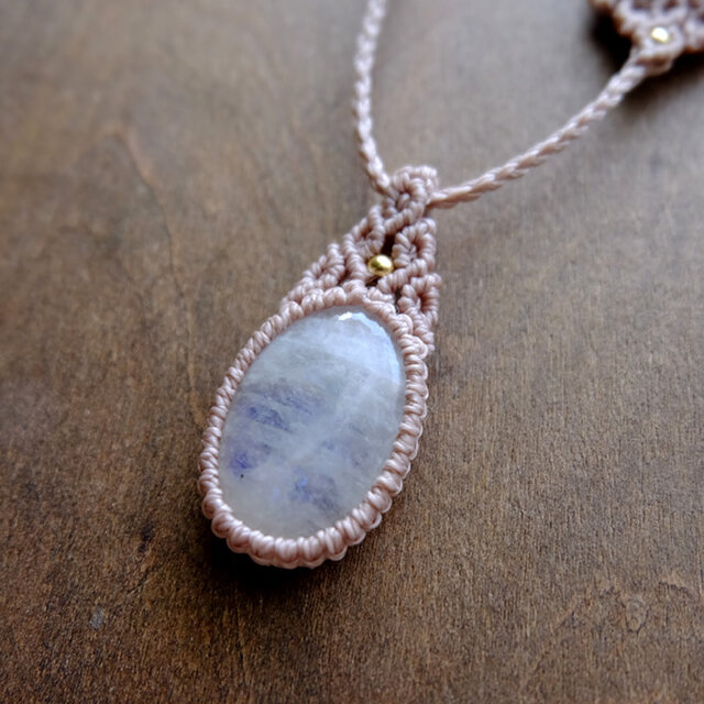 スリランカ産 ムーンストーン（6月誕生石） マクラメ編みペンダント