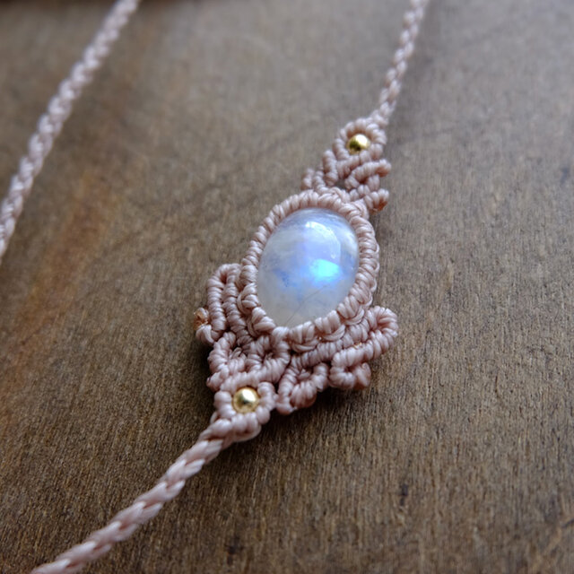 スリランカ産 ムーンストーン（6月誕生石） マクラメ編みペンダント