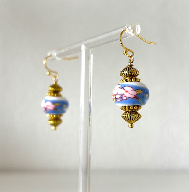 ピアス　桜の陶器ビーズのランタン風　サクラ　さくら　春　磁器　 和風　フック　ネジバネ式イヤリング交換可能