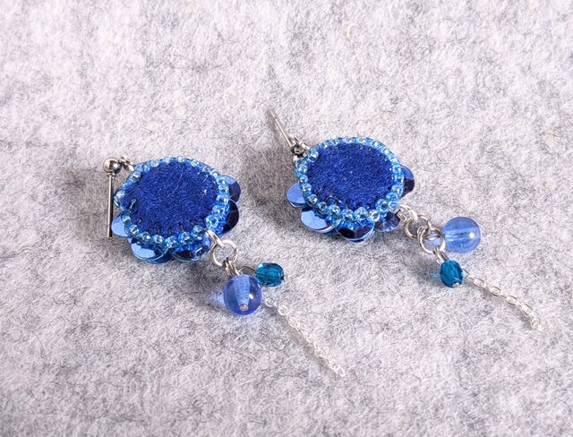 青薔薇姫／スパンコールピアス | iichi 日々の暮らしを心地よくする