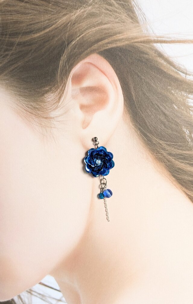 青薔薇姫／スパンコールピアス | iichi 日々の暮らしを心地よくする