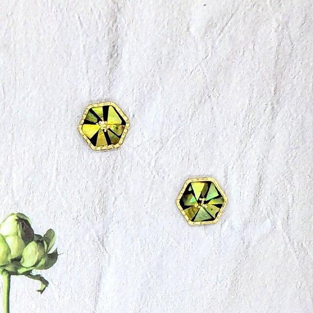 黒漆と黄の螺鈿とゴールドラメの六角ピアスイヤリング【2188】