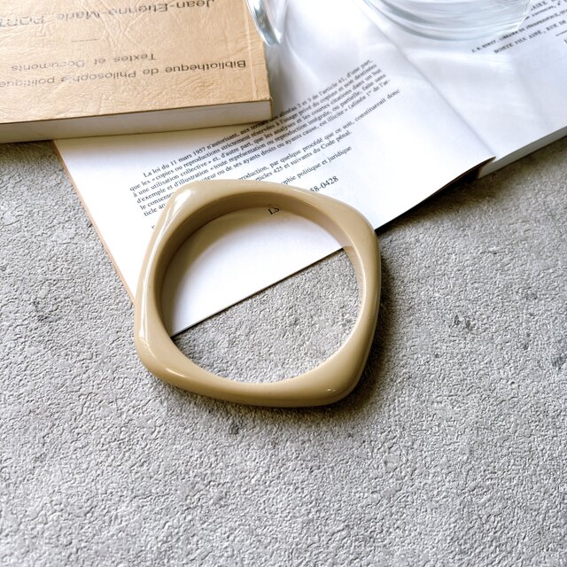 B138-ヴィンテージバングル 1960s Mocha Beige Acrylic Square Bangle