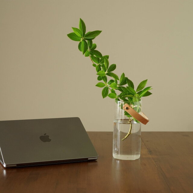 ヌメ革の持ち手がやさしく彩る、シンプルなガラスベース