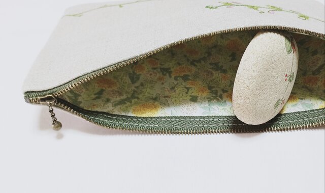 なっきです♪草花のリース刺繍　ペタンコポーチ　ハンドメイド なっきです♪草花のリース刺繍 ペタンコポーチ ハンドメイド