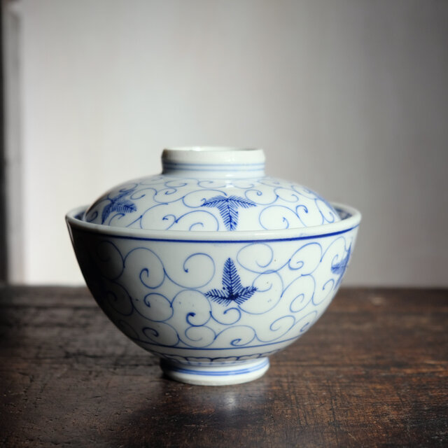 肉厚なボディの丼◆リーフと唐草。瀬戸焼　唐草文染付丼　骨董/antiques 古道具　大正時代