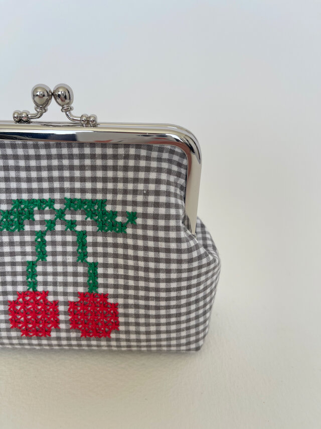ハンドメイド 手刺繍 がま口ポーチ さくらんぼ様専用です さくらんぼの