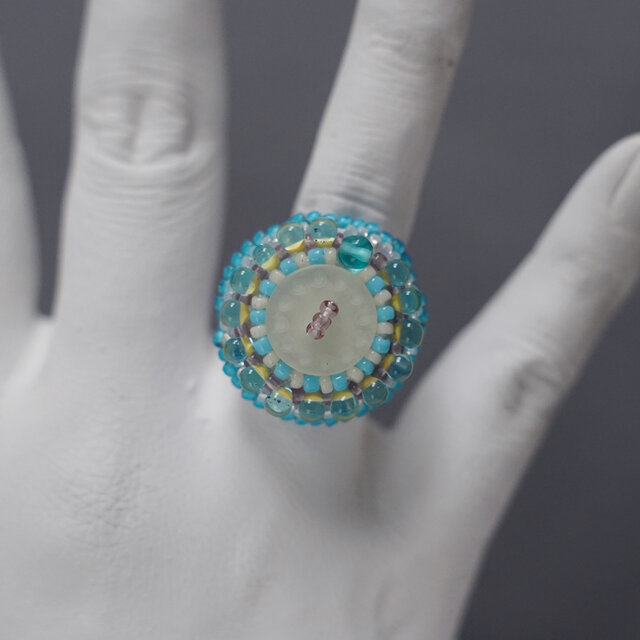 スカーフリングにも おしゃべりな指輪207 フリーサイズ　ビーズ刺繍のリング　ホワイト　ブルー　おおぶりリング