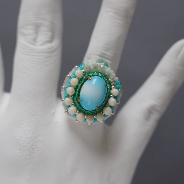 スカーフリングにも おしゃべりな指輪210 フリーサイズ　ビーズ刺繍のリング　ビジュー　ブルー　おおぶりリング