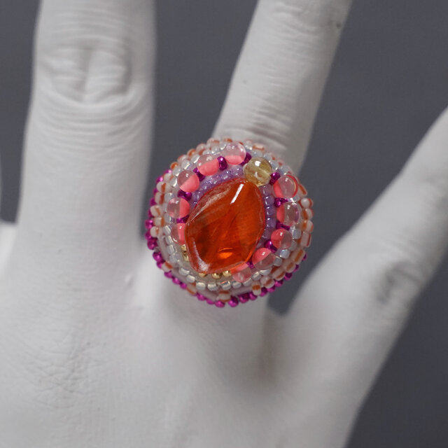 スカーフリングにも おしゃべりな指輪215 フリーサイズ　ビーズ刺繍のリング　オレンジ　ビビッド　おおぶりリング