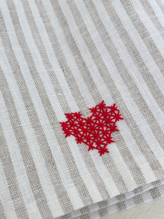 暮らしのリネン】キャメルストライプ / ハート刺繍 | iichi 日々の