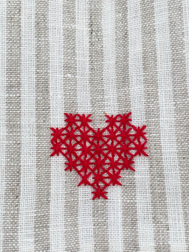 暮らしのリネン】キャメルストライプ / ハート刺繍 | iichi 日々の
