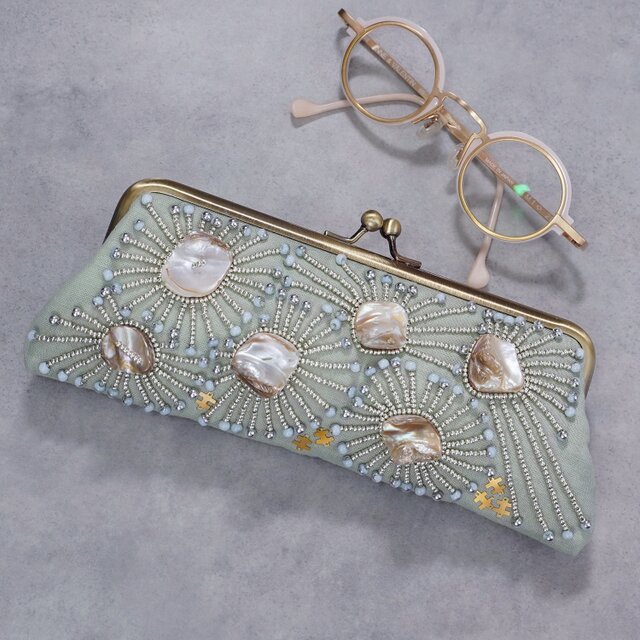 眼鏡ケースにも　ビーズ刺繍のペンケースがま口 セージグリーン　一点もの　送料無料　敬老の日　母の日　ギフト　くすみカラー