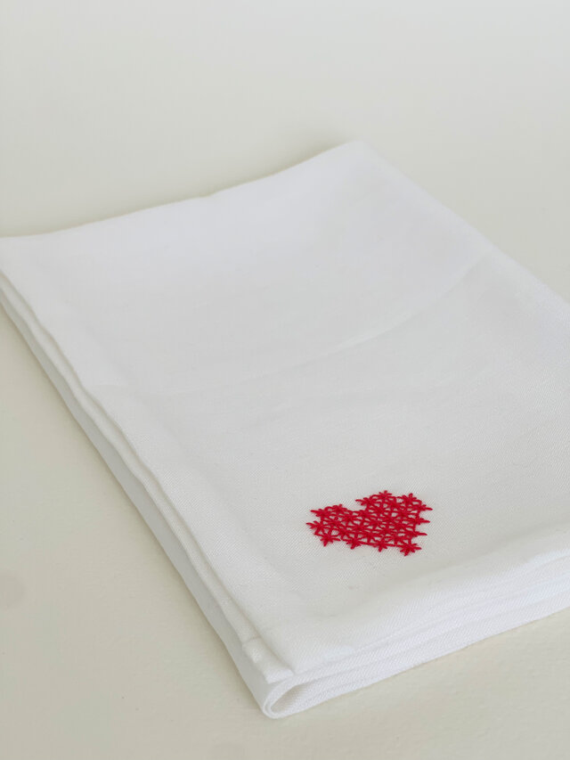 リネンハンカチ】白麻大きめ / ハート刺繍 | iichi 日々の暮らし