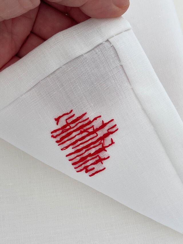 リネンハンカチ】白麻大きめ / ハート刺繍 | iichi 日々の暮らし
