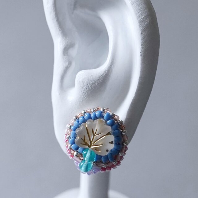 ビーズ刺繍のイヤリング ピアス 7　ホワイト　ブルー　ピンク　パープル　おおぶり　一点もの