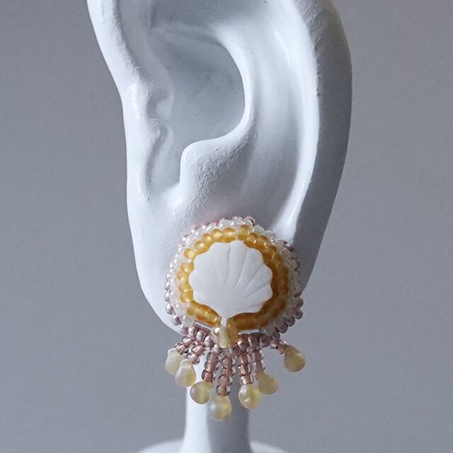 ビーズ刺繍のイヤリング ピアス 9　ホワイト　イエロー　オレンジ　おおぶり　一点もの