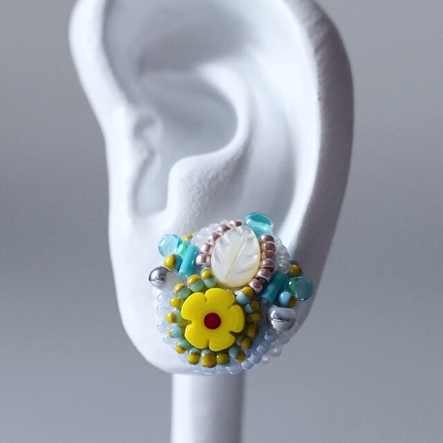 ビーズ刺繍のイヤリング ピアス 14　ブルー　ホワイト　イエロー　シェル　おおぶり　一点もの　個性的　フラワー