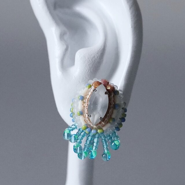 ビーズ刺繍のイヤリング ピアス 17　グリーン　クリア　ホワイト　ブルー　ビジュー　おおぶり　一点もの　個性的　フリンジ