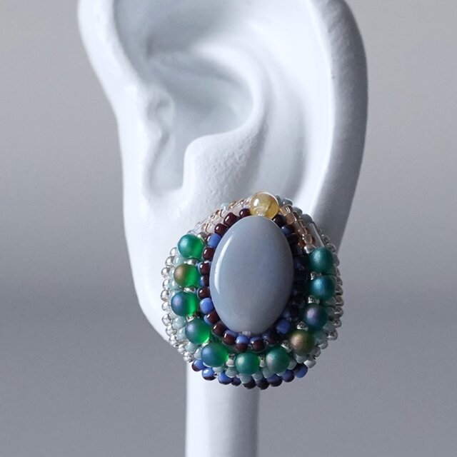 ビーズ刺繍のイヤリング ピアス 21　グレー　グリーン　シルバー　おおぶり　サージカルステンレス　一点もの　個性的