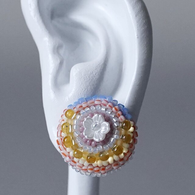 ビーズ刺繍のイヤリング ピアス 27　フラワー　ホワイト　カラフル　おおぶり　サージカルステンレス　一点もの　個性的