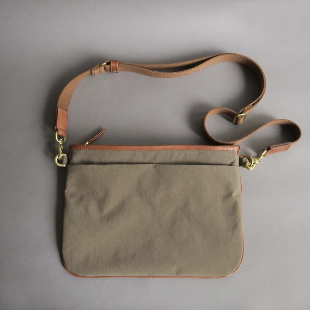 n×l flat shoulder bag (greige×brown)