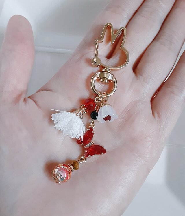 赤色のクリスタル蝶とフラワータッセルとすずらんビーズのお洒落