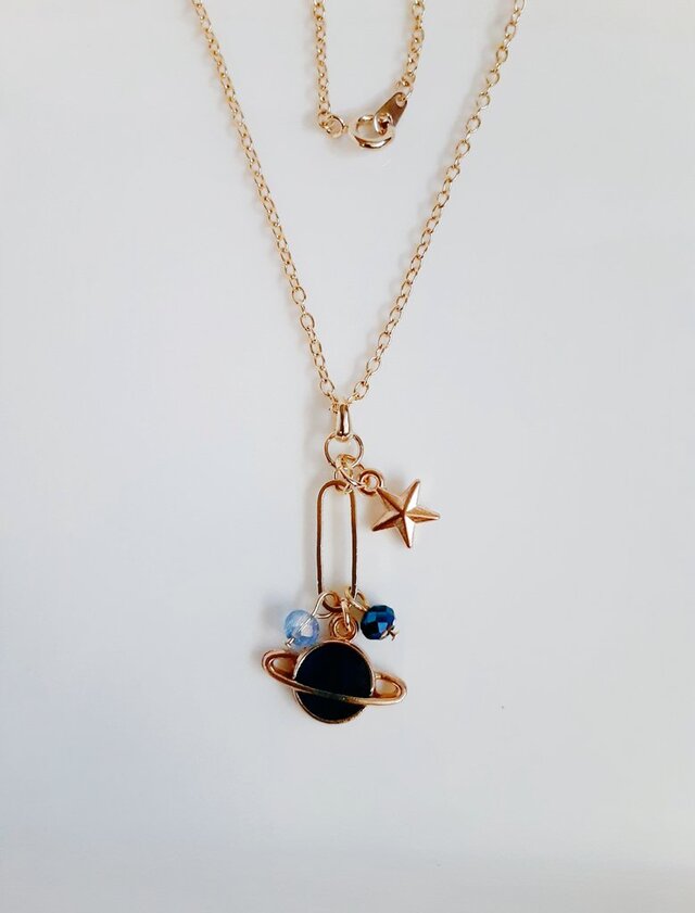 お星様付き☆土星チャームとシャープなフープのお洒落なワンポイント