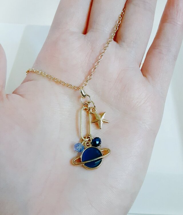 お星様付き☆土星チャームとシャープなフープのお洒落なワンポイント