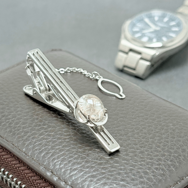 ラス1 静かな光沢 ルチルクォーツ/金針水晶  RHP 天然石ネクタイピン - Glint グレージュ