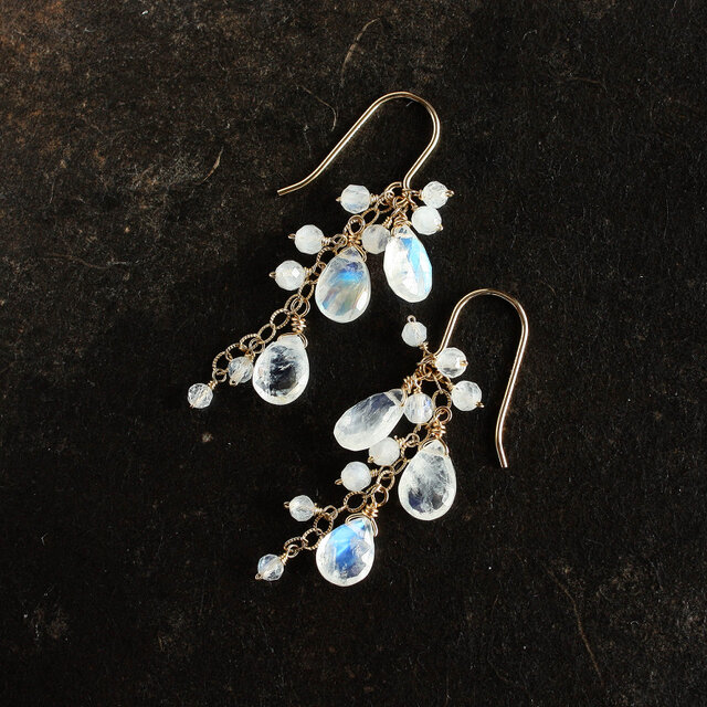 No. 710 ホワイトラブラドライトのピアス