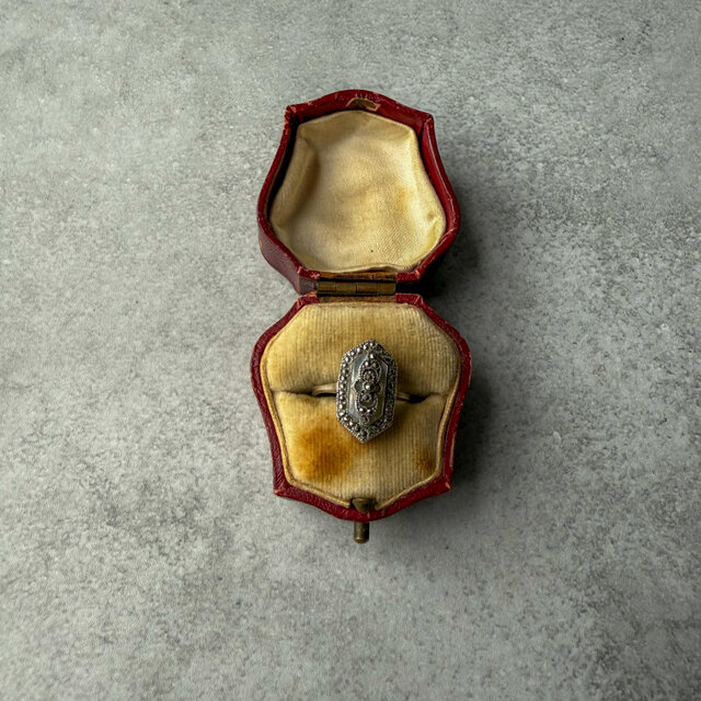 025 静かな輝き – マザーオブパールとマーカサイトのクラシックリング