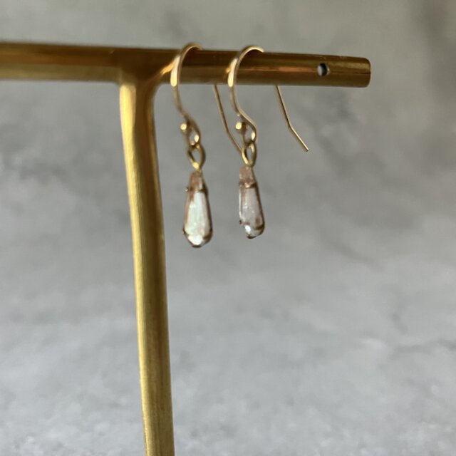 014 エルフの雫 – ヴィクトリアのサフィレットピアス