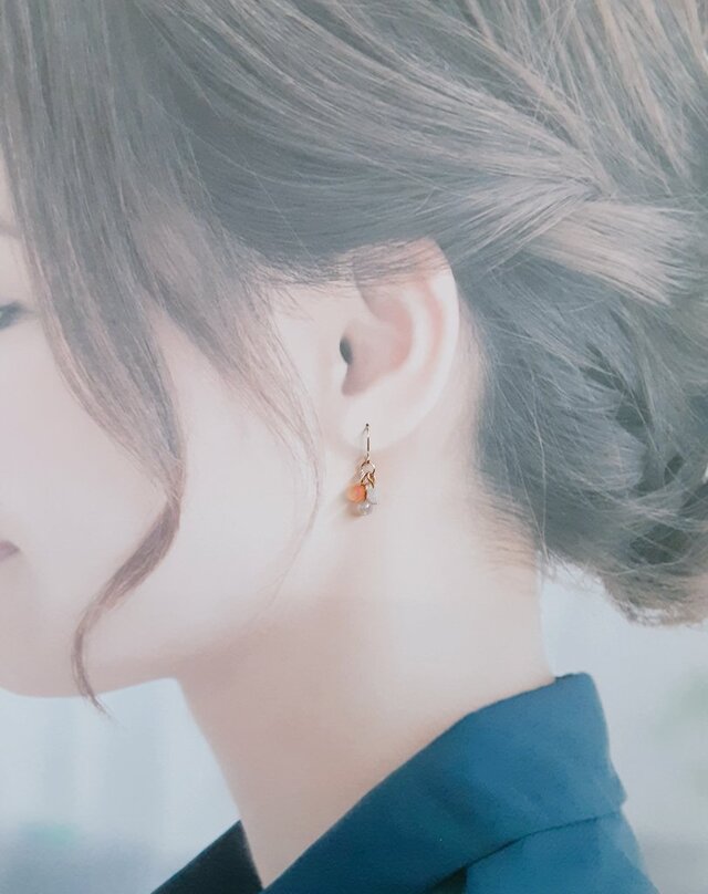 チェコビーズとガラスビーズの淡い色合いのミニピアス | iichi 日々の