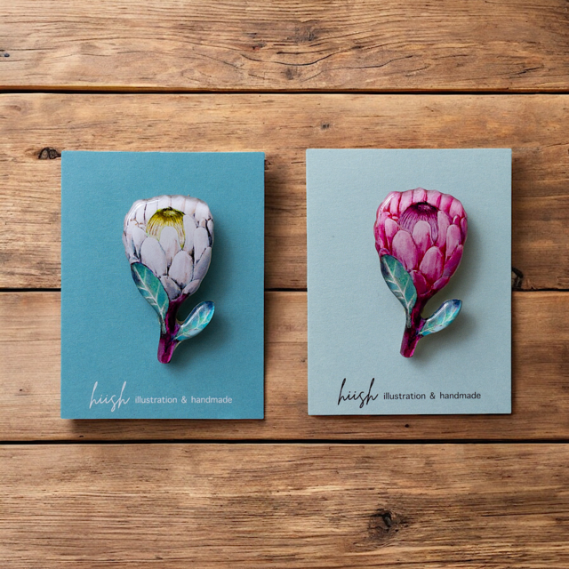 ワイルドフラワー(プロテア)のブローチ(ホワイト/ピンク)