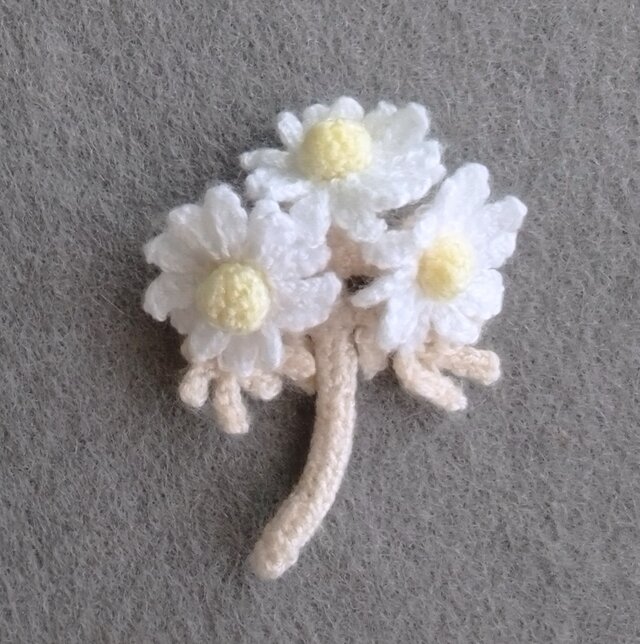 かぎ針で編んだお花ブローチ　可愛いコサージュ　デイジー　ホワイト系