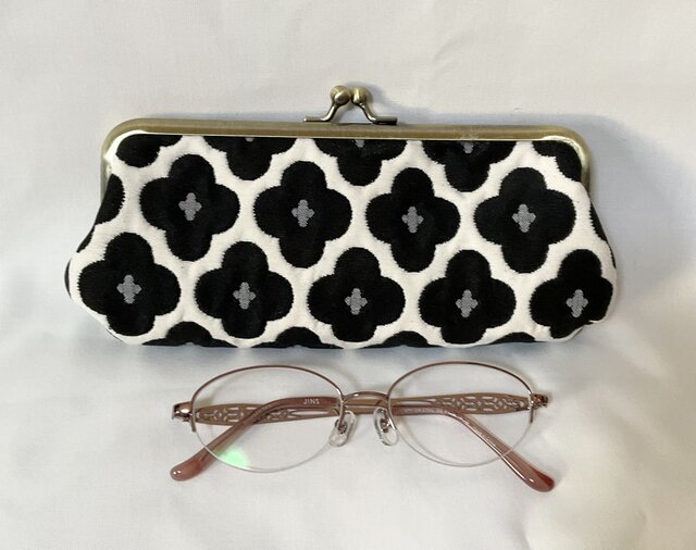 フランス生地 花柄 がま口メガネ、ペンケース 黒 | iichi 日々の