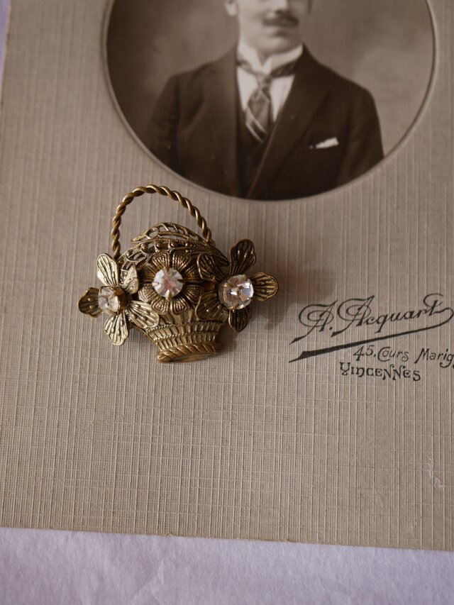 パニエのブローチ　ペーストガラス　フランスヴィンテージ　ブロカントのある暮らし