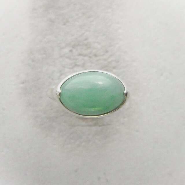 白〜薄緑色のみぞれ翡翠リング