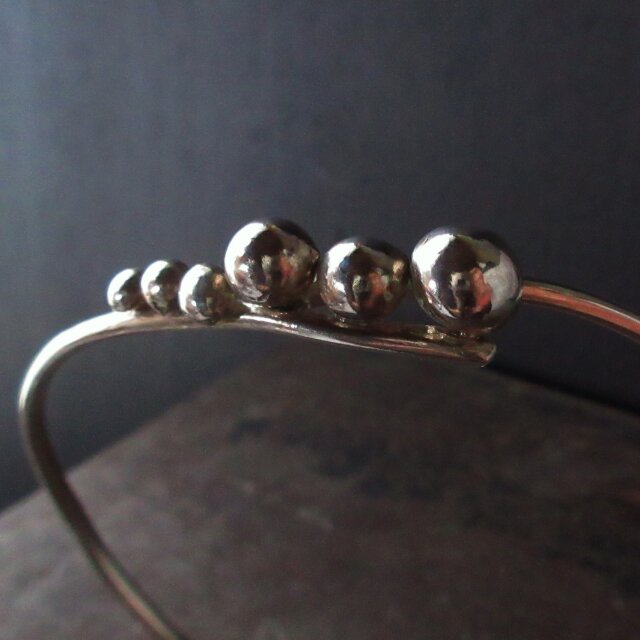 緩いカーブでシンプルデザインのシルバーバングル(輪っかのブレスレット)