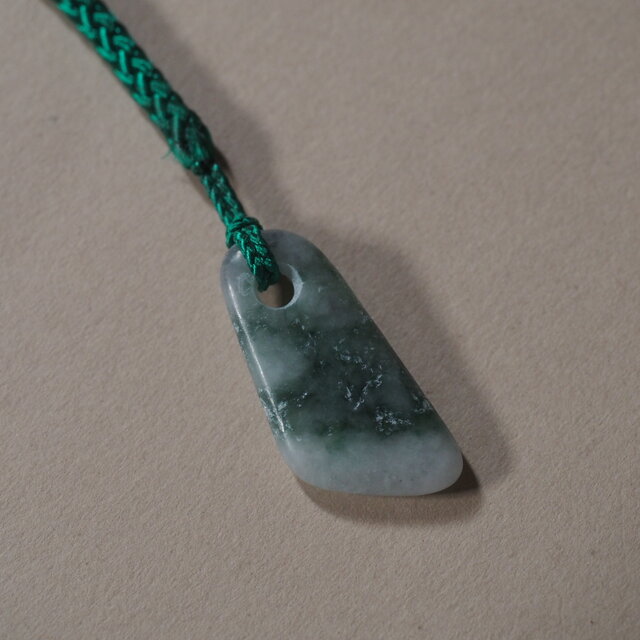 糸魚川翡翠 根付47 | iichi 日々の暮らしを心地よくするハンドメイドや