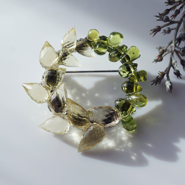 宝石によるミモザのブローチ　～Mimosa