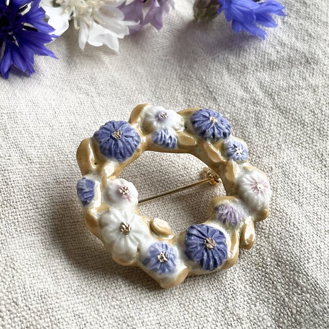陶ブローチ 初夏の花冠